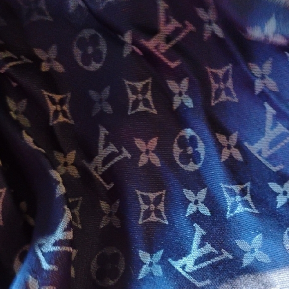 Aut Monogram Shine Shawl - Picture 13 of 13